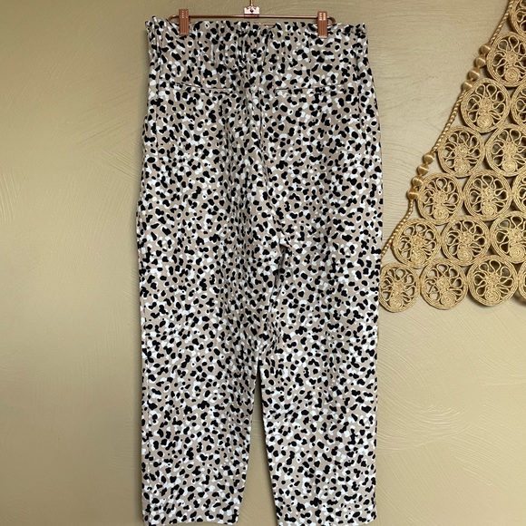 Ann Taylor Pull On Pant Leopard Print, Paper Bag Waist, Size large petite - Picture 11 of 14